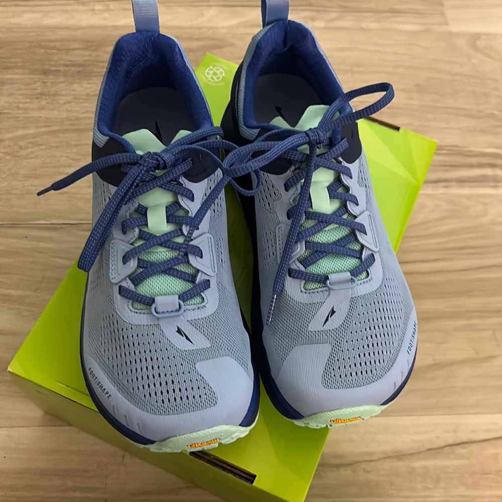 Altra Olympus 4 shoe women’s Size 9 W Vibram bottom; green & blue color; NWOT